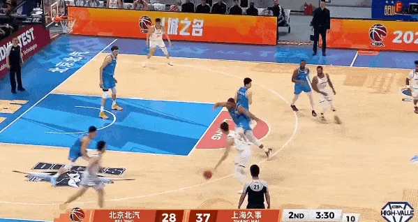 王哲林持球突破急停跳投命中，上海第二节领先北京11分